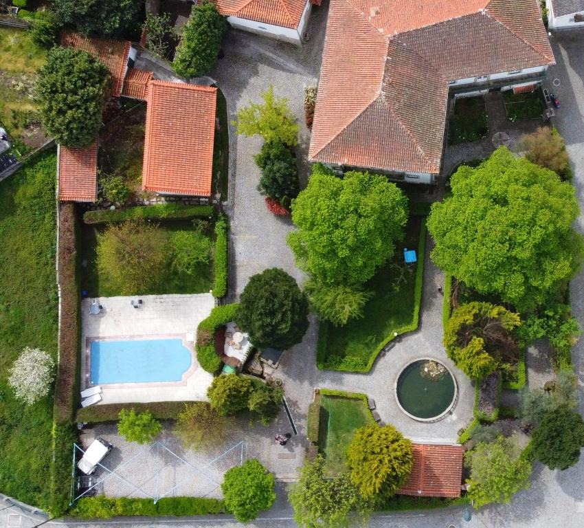 an overhead view of a house with a pool and trees at Casinhas das Tílias in Seia