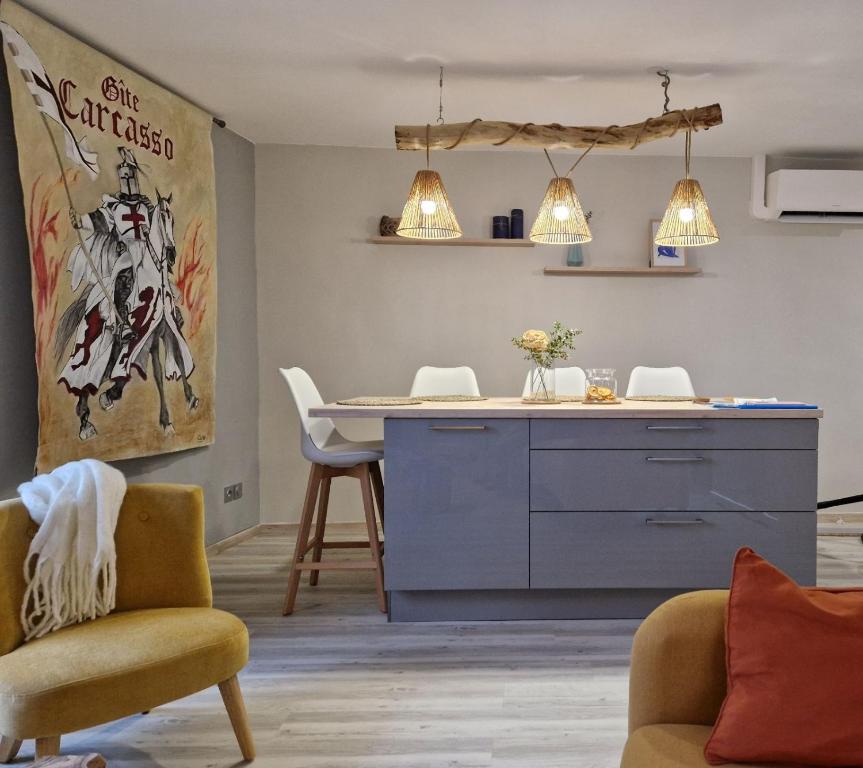 a kitchen and dining room with a table and chairs at Gîte Carcasso in Carcassonne