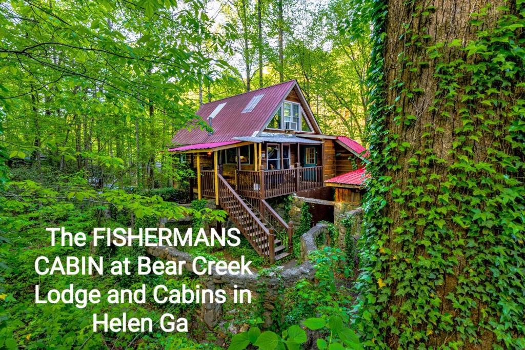 una cabaña en el bosque con las palabras la cabaña de Fishermann en Bear Creek en Bear Creek Lodge and Cabins in Helen Ga - Pet Friendly, River On Property, Walking Distance to downtown Helen en Helen