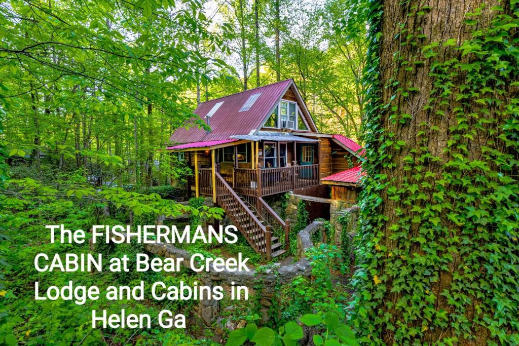 Eine Hütte im Wald mit den Worten der Fischerkabine am Bärenbach in der Unterkunft Bear Creek Lodge and Cabins in Helen Ga - Pet Friendly, River On Property, Walking Distance to downtown Helen in Helen