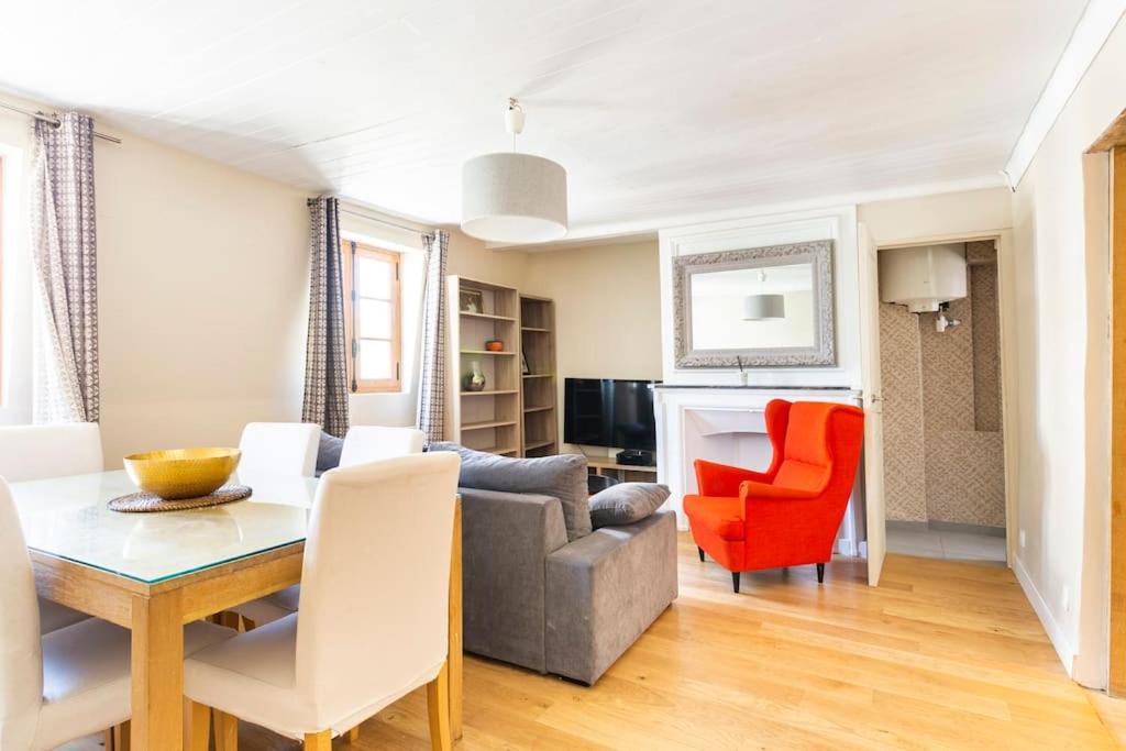 - un salon avec une table, un canapé et une chaise dans l'établissement PARLEMENT 2 - 55m2 -2 CH et 2 SDE, à Rennes