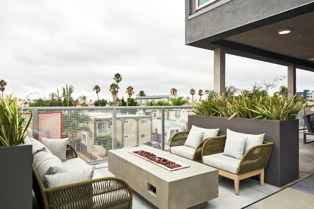 Luxury 2BD 2BA, BRAND NEW/PETS/CLOSE TO EVERYTHING/BOHO+COZY VIBES photo