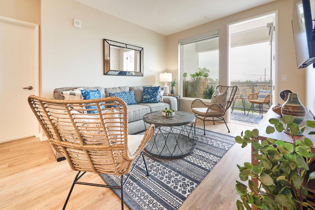 Luxury 2BD 2BA, BRAND NEW/PETS/CLOSE TO EVERYTHING/BOHO+COZY VIBES photo