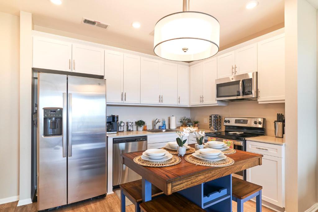Luxury 2BD 2BA, BRAND NEW/PETS/CLOSE TO EVERYTHING/BOHO+COZY VIBES photo