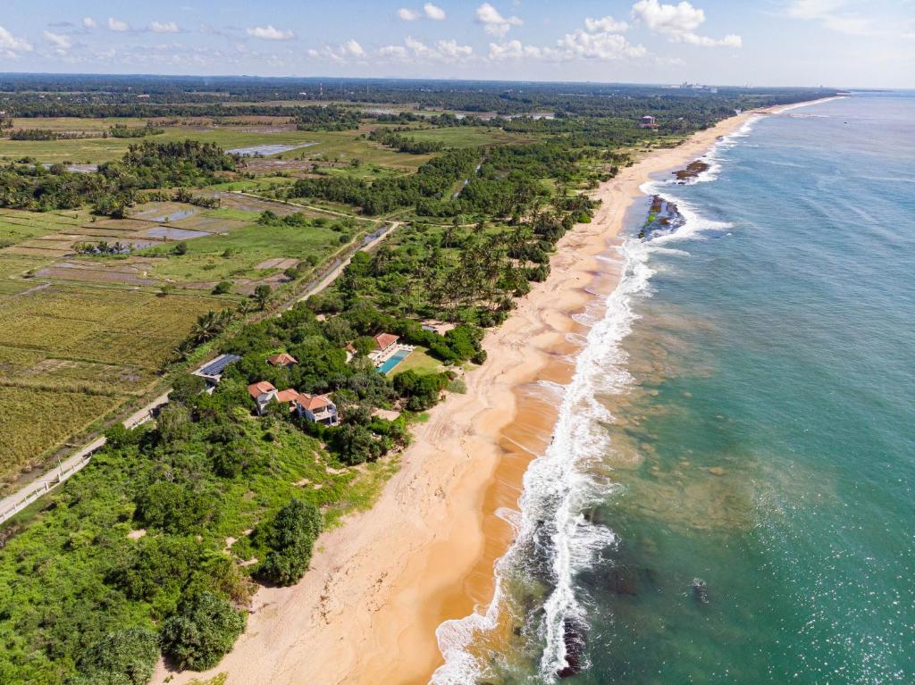 una vista aérea de la costa de una playa en Ravana Garden, en Ambalantota