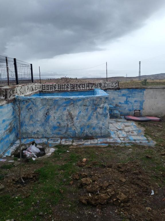 a wall with graffiti on the side of it at enesin evi in Kayseri