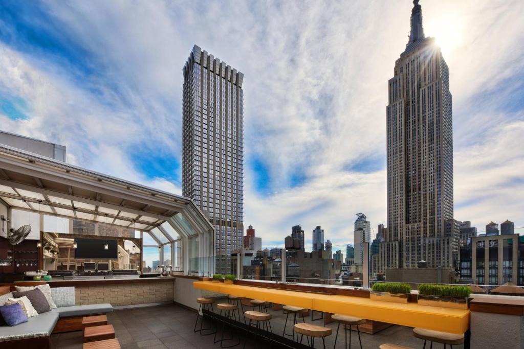 un bar en la azotea con vistas a la ciudad en Marriott Vacation Club®, New York City  en Nueva York