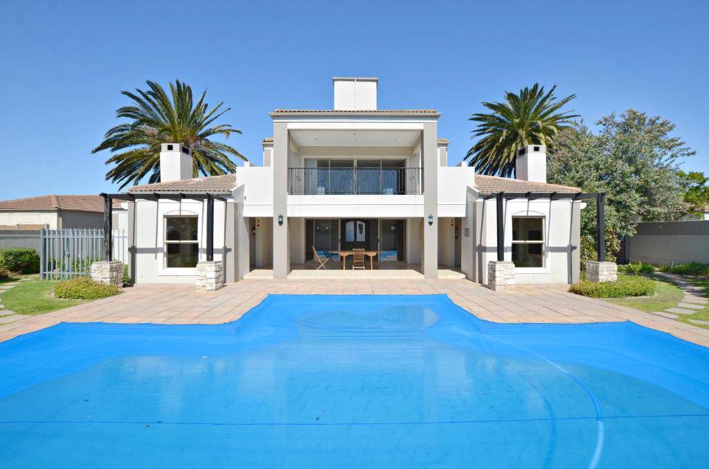 een villa met een zwembad voor een huis bij 303 Formosa in Kaapstad