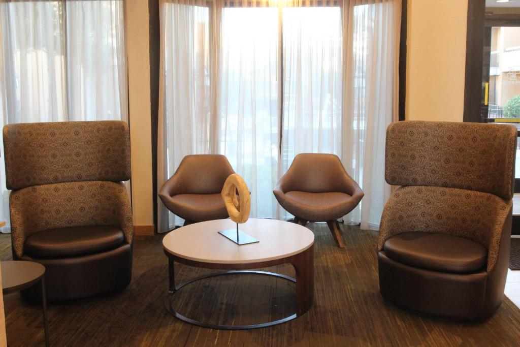 亞特蘭大的住宿－萬怡酒店亞特蘭大諾斯萊克，一间设有两把椅子和一张桌子的等候室