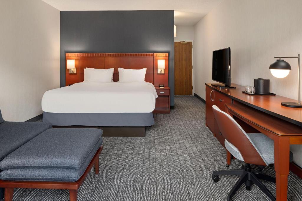 Courtyard by Marriott Chicago Waukegan / Gurnee - King Room Met Bank Bed - Gehoor Toegankelijk