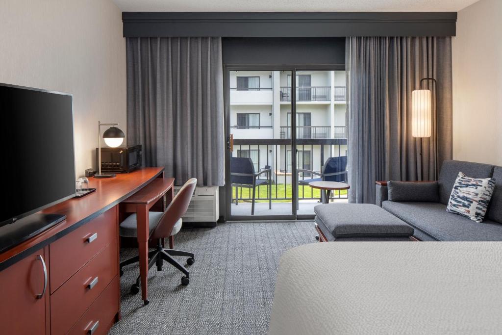 Courtyard by Marriott Chicago Waukegan / Gurnee - King Room Met Bankbed