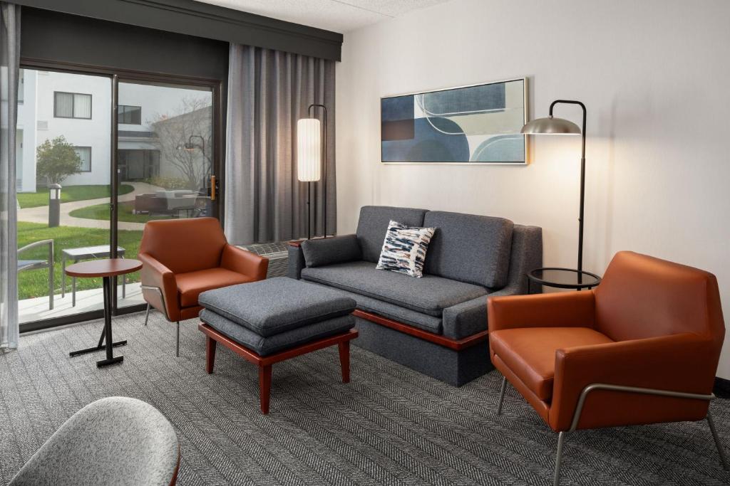 Courtyard by Marriott Chicago Waukegan / Gurnee - Family Suite Met één Slaapkamer Met Een Bankje