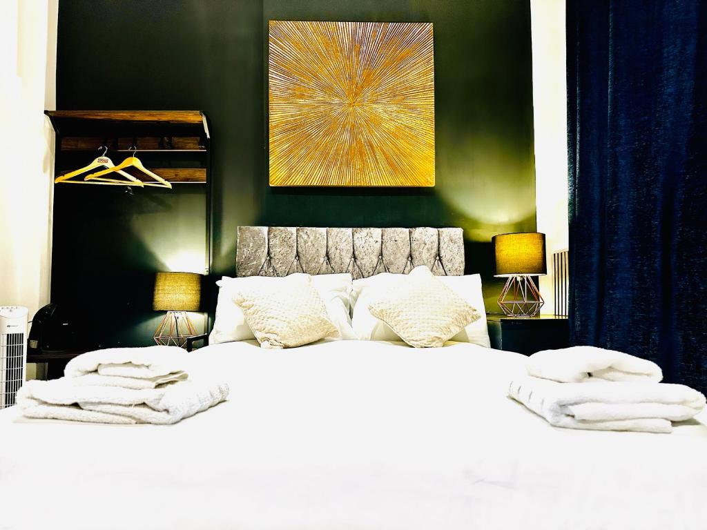Duke and Duchess Apartments and Rooms - Private in Room Hot Tub Suites - Superior Studio