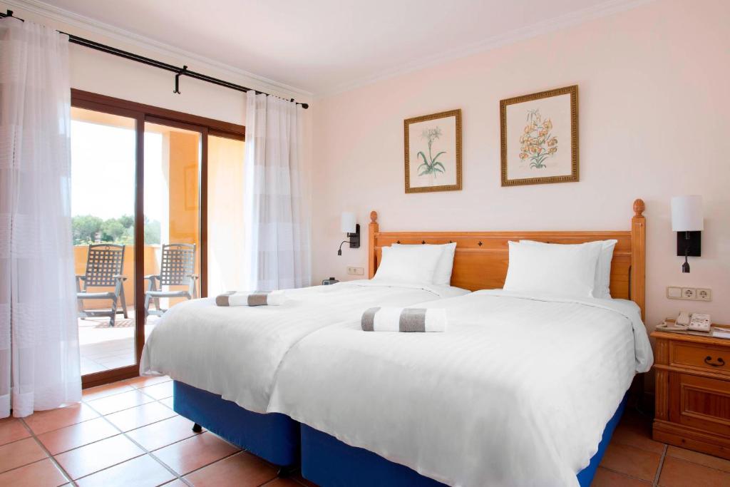 A bed or beds in a room at Marriott’s Club Son Antem