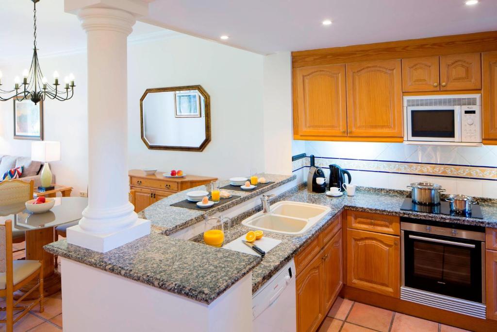 A kitchen or kitchenette at Marriott’s Club Son Antem