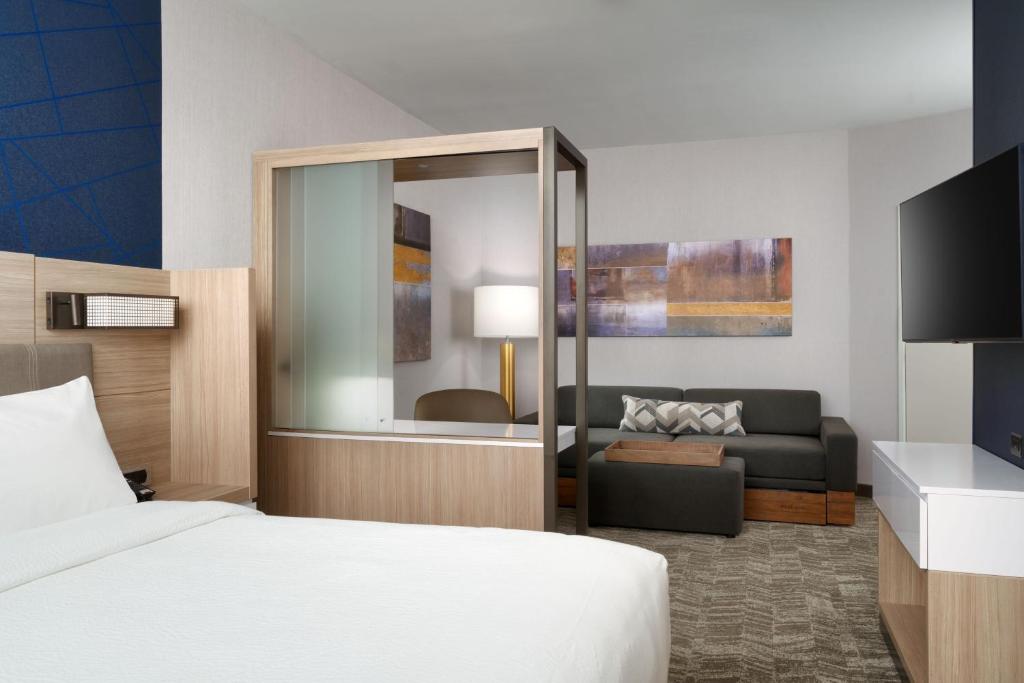 Postel nebo postele na pokoji v ubytování SpringHill Suites by Marriott Phoenix Scottsdale
