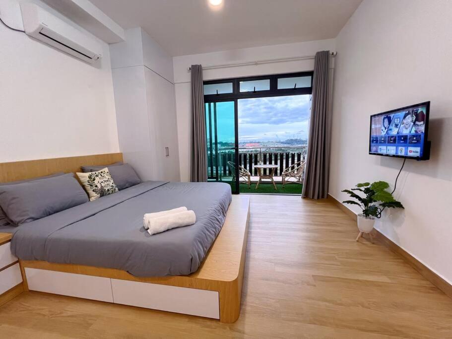 - une chambre avec un lit et une grande fenêtre dans l'établissement Luxury Condo in Johor Bahru, Kempas, Setia Tropika, with Smart TV, à Johor Bahru