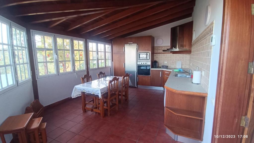 uma cozinha com mesa e cadeiras num quarto em CASA TEJERA II em Las Palmas de Gran Canárias