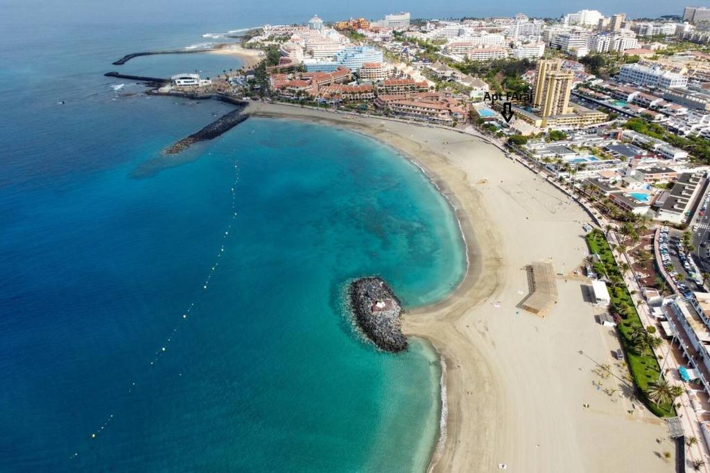 una vista aerea di una spiaggia con una barca in acqua di Apt. Faraj a Playa de las Americas