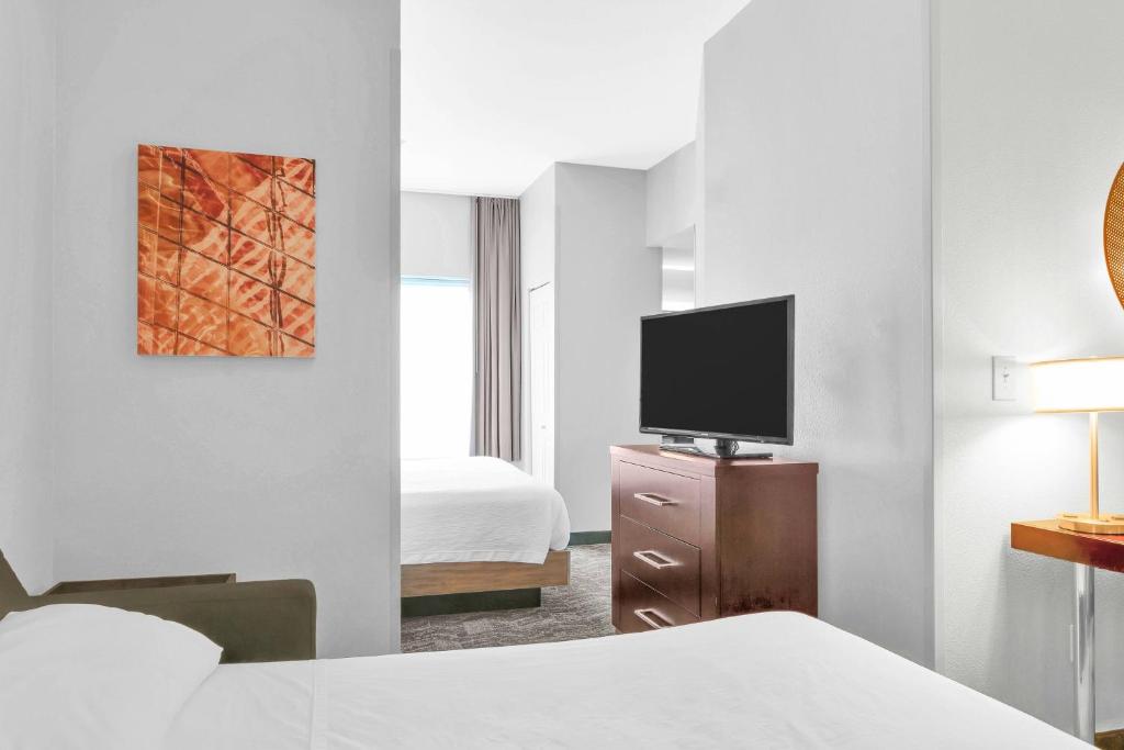 Postel nebo postele na pokoji v ubytování SpringHill Suites by Marriott Tarrytown Westchester County
