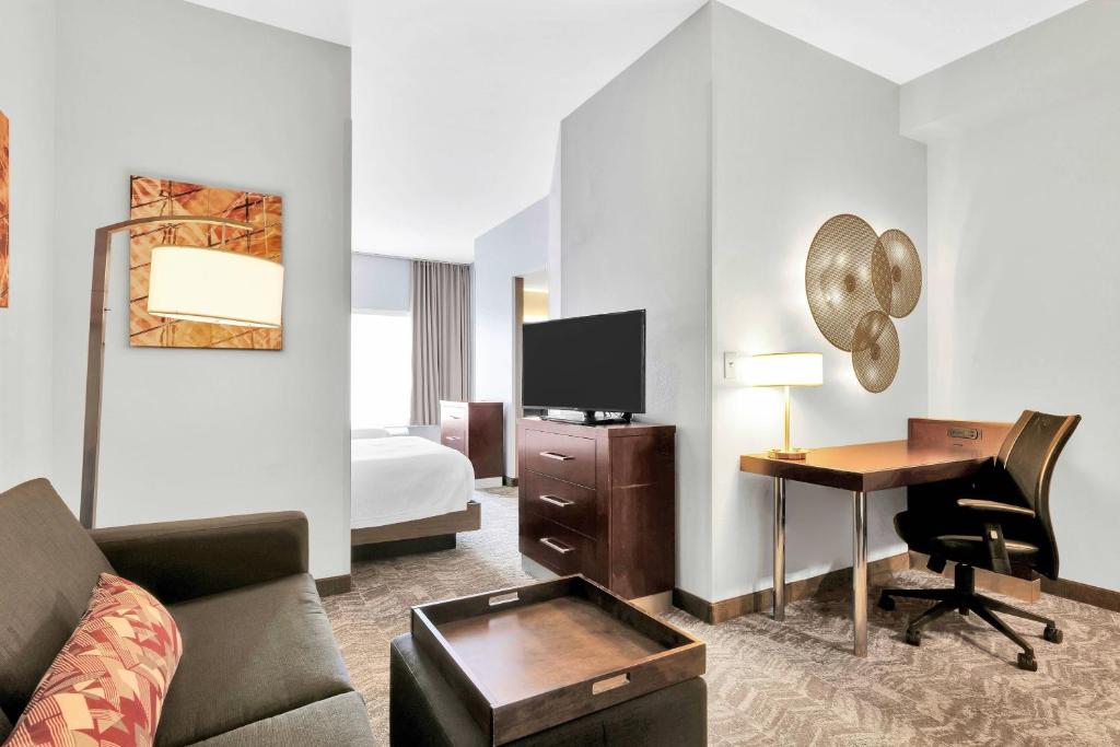 TV a/nebo společenská místnost v ubytování SpringHill Suites by Marriott Tarrytown Westchester County