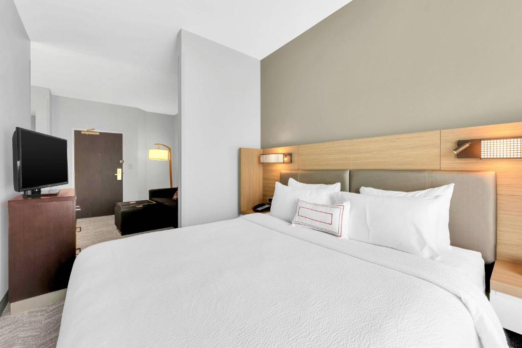 Postel nebo postele na pokoji v ubytování SpringHill Suites by Marriott Tarrytown Westchester County