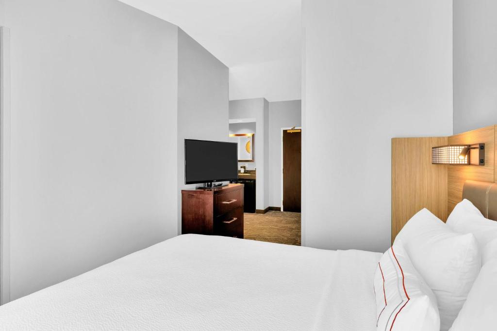 Postel nebo postele na pokoji v ubytování SpringHill Suites by Marriott Tarrytown Westchester County