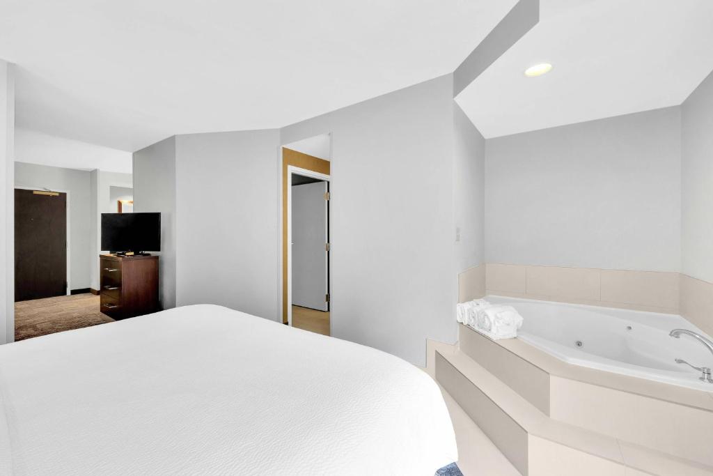 Postel nebo postele na pokoji v ubytování SpringHill Suites by Marriott Tarrytown Westchester County