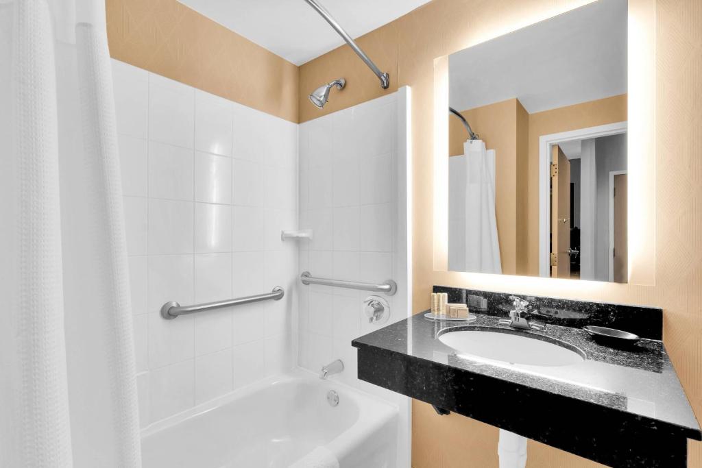 Koupelna v ubytování SpringHill Suites by Marriott Tarrytown Westchester County