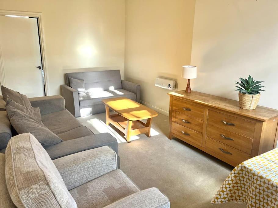 Two bed flat in popular York Rd في برمنغهام: غرفة معيشة مع أريكة وطاولة