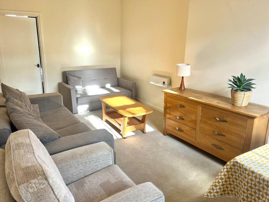 una sala de estar con un sofá y una mesa en Two bed flat in popular York Rd, en Birmingham