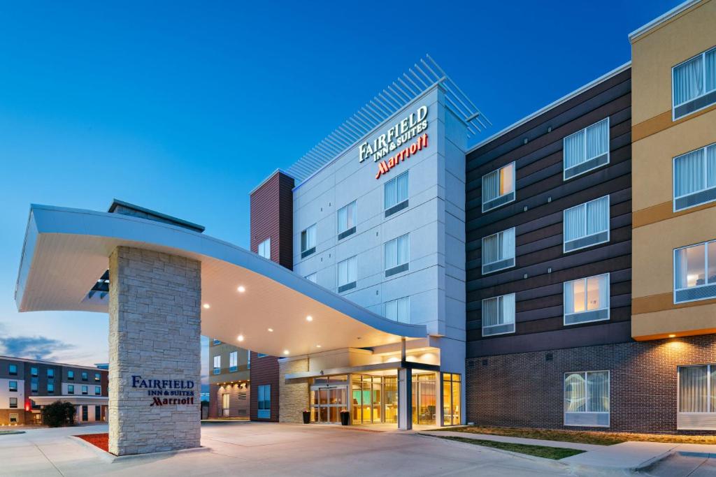 eine Darstellung der Vorderseite eines Hotels in der Unterkunft Fairfield Inn & Suites by Marriott Lincoln Airport in Lincoln