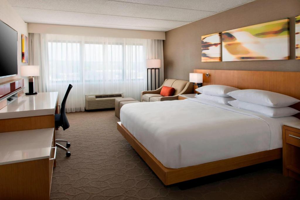 Postel nebo postele na pokoji v ubytování Delta Hotels by Marriott Utica