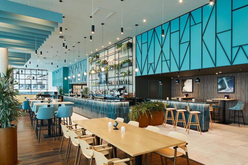 En restaurant eller et andet spisested på Courtyard by Marriott London Gatwick Airport