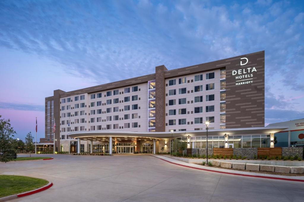 eine Ausstellung des Drury Hotel Dublin Airport in der Unterkunft Delta Hotels by Marriott Wichita Falls Convention Center in Wichita Falls