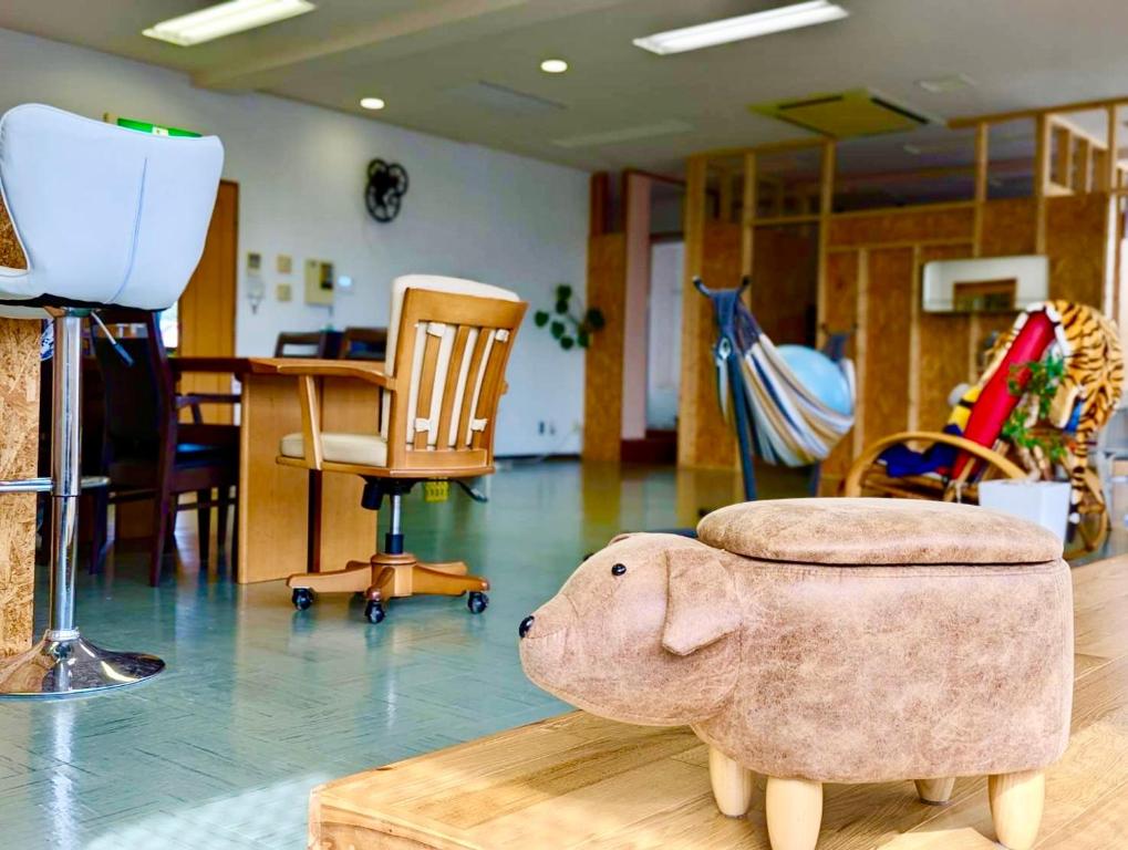 een kamer met een knuffelbeer op een tafel bij 小布施のあたり in Obuse