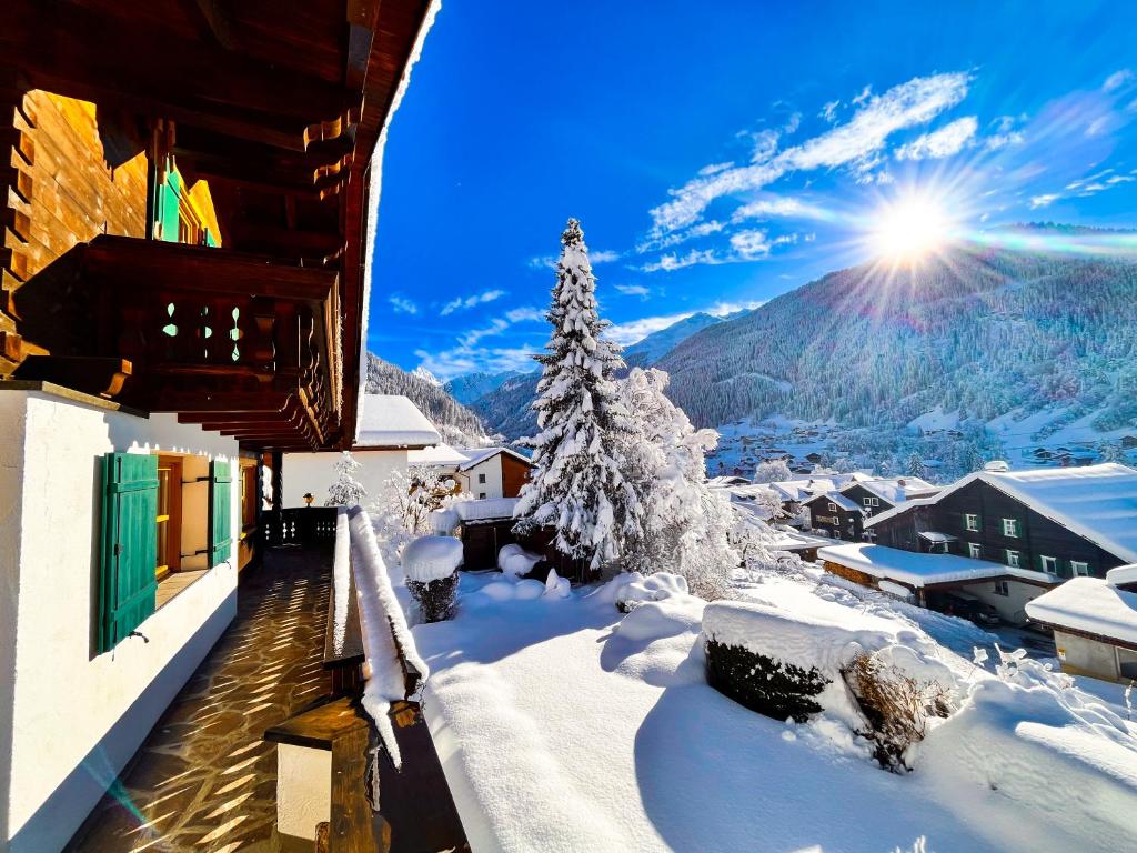 ガシュルンにあるAparthaus Biancaの雪山の町冬の景色