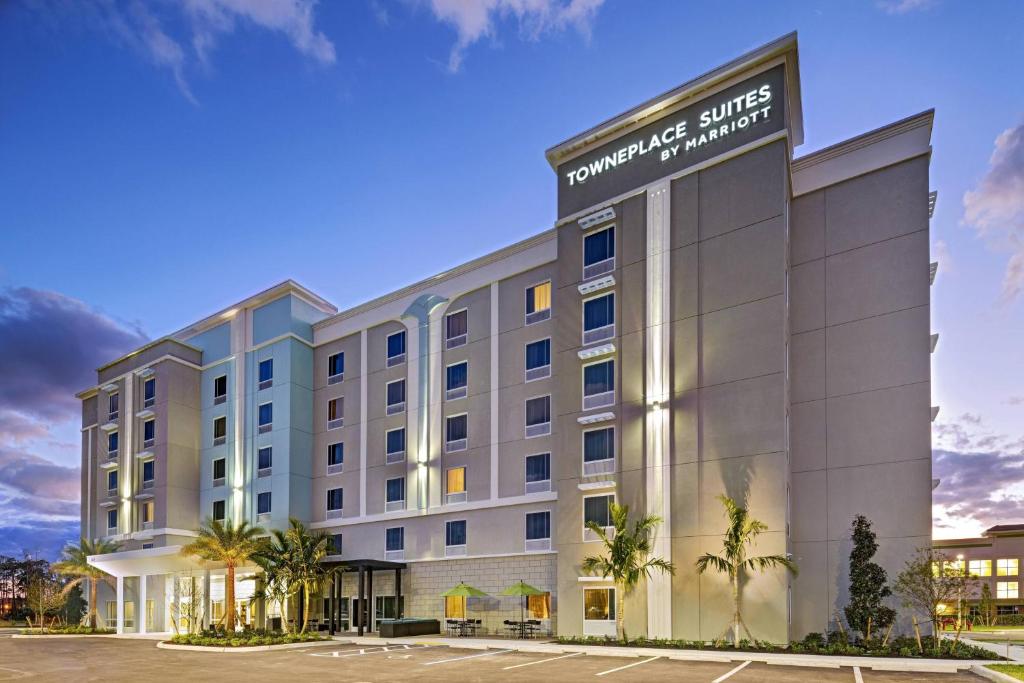 a rendering of the courtyard hotel at dusk at TownePlace Suites Naples in Naples