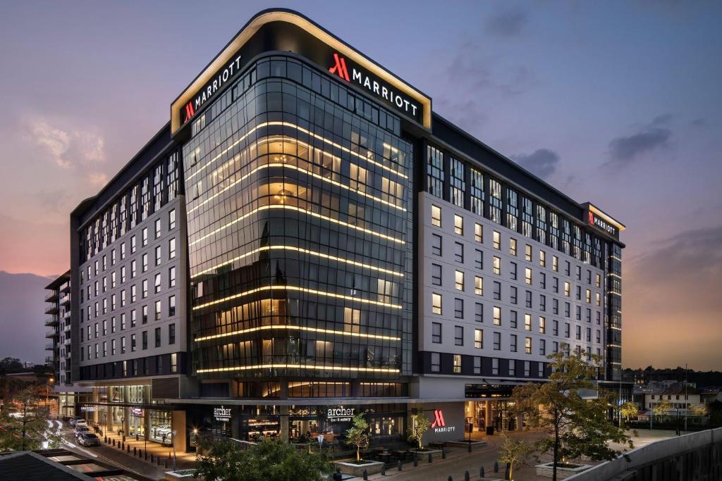 duży budynek z znakiem na górze w obiekcie Marriott Executive Apartments Johannesburg, Melrose Arch w mieście Johannesburg