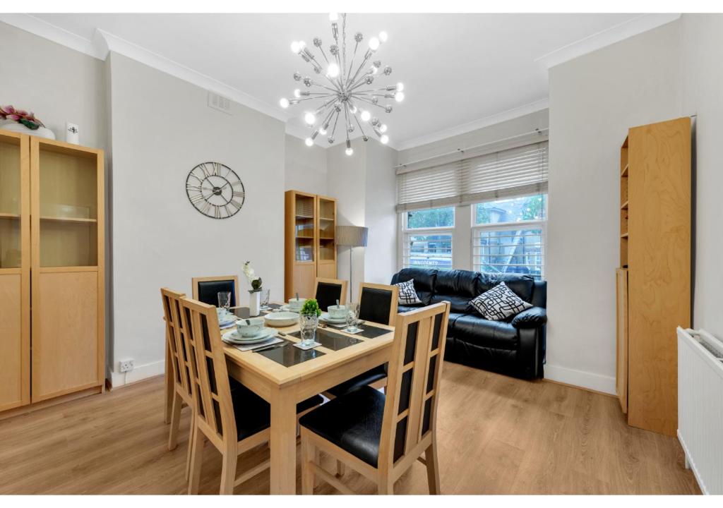 a dining room and living room with a table and chairs at Relaxing 1BR Flat - Cozy and comfortable in London