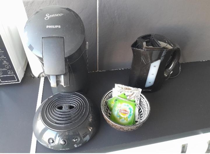 eine Arbeitsplatte mit einer Kaffeemaschine und einem Mixer in der Unterkunft la Sentinelle in Calais