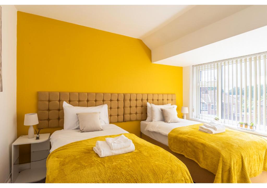 Un pat sau paturi într-o cameră la Cozy 3 BD House, Perfect for Large Group of 6