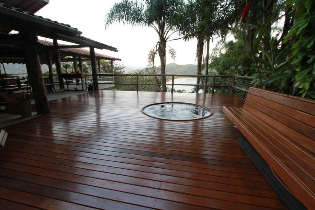 a wooden deck with a drain in the middle at 7suítes-Cond fechado-Vista p/Barra do Sahy-16 pes. in Barra do Sahy