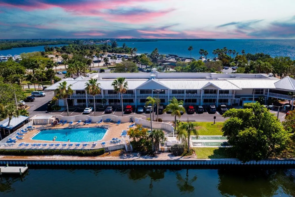 TAMPA BAY, BEACH step away, WIFI, FREE PARKING,POOLS, JACUZZI in Riverview