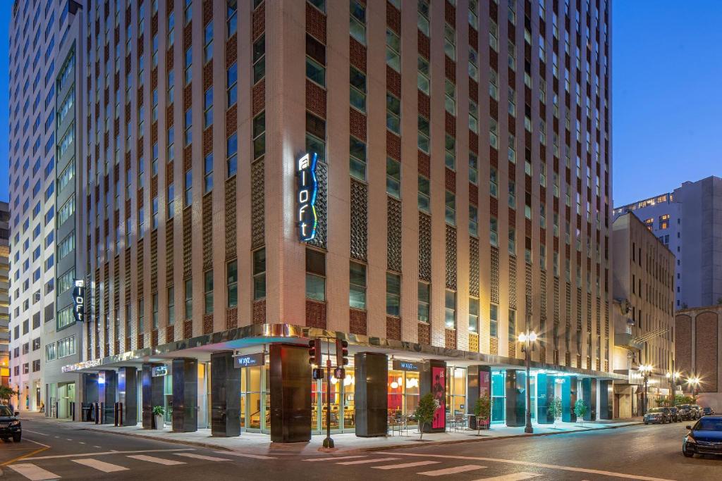 Aloft New Orleans Downtown في نيو أورلينز: مبنى كبير على شارع المدينة ليلا