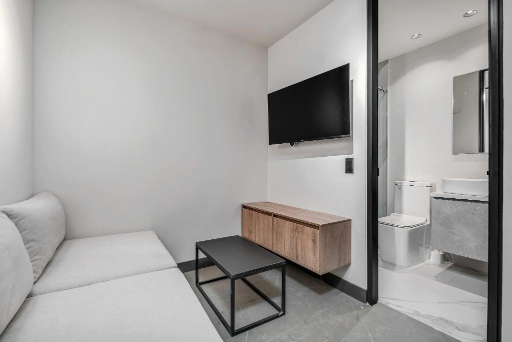 TV a/nebo společenská místnost v ubytování Apartamentos HOUSY Laureles