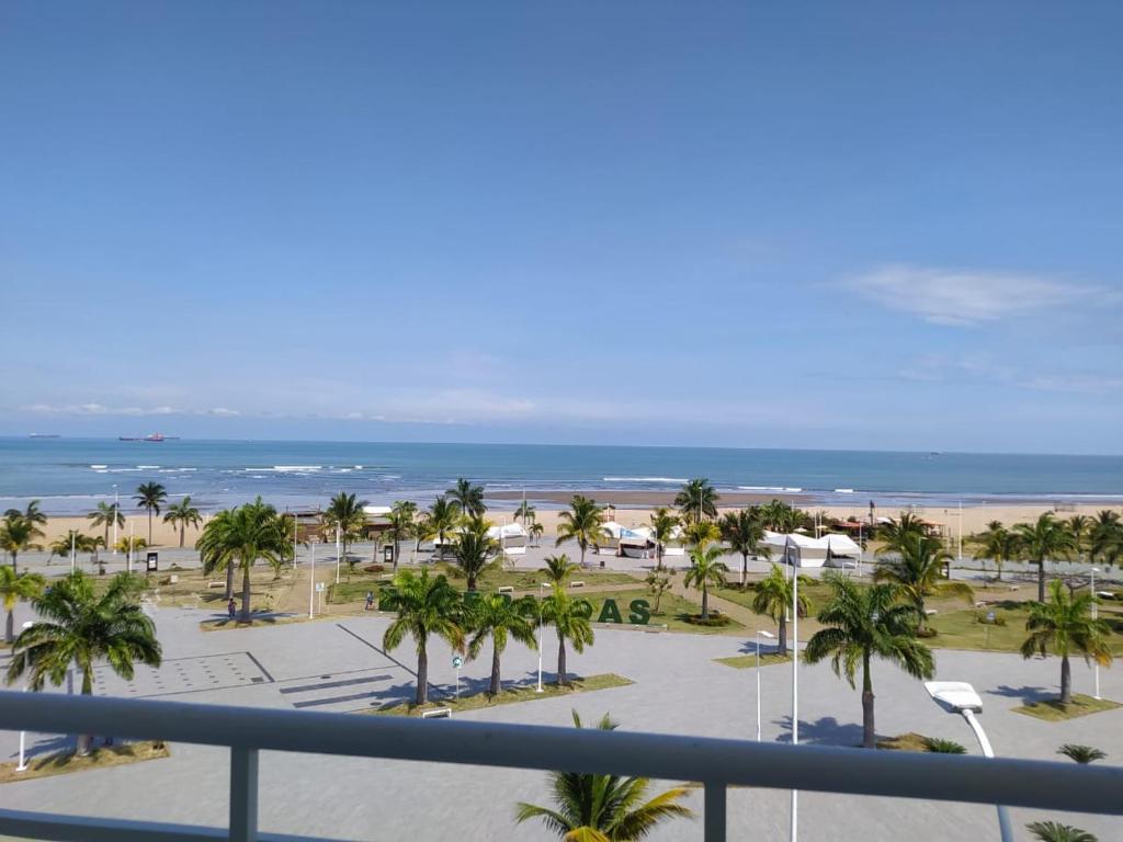 balcone con vista sulla spiaggia di un resort di Turqueza Home a Esmeraldas
