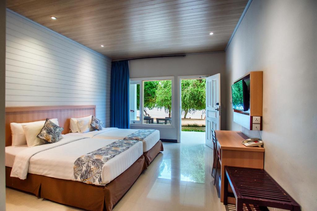 Sylvia Hotel & Resort Komodo - Deluxe Beach Front