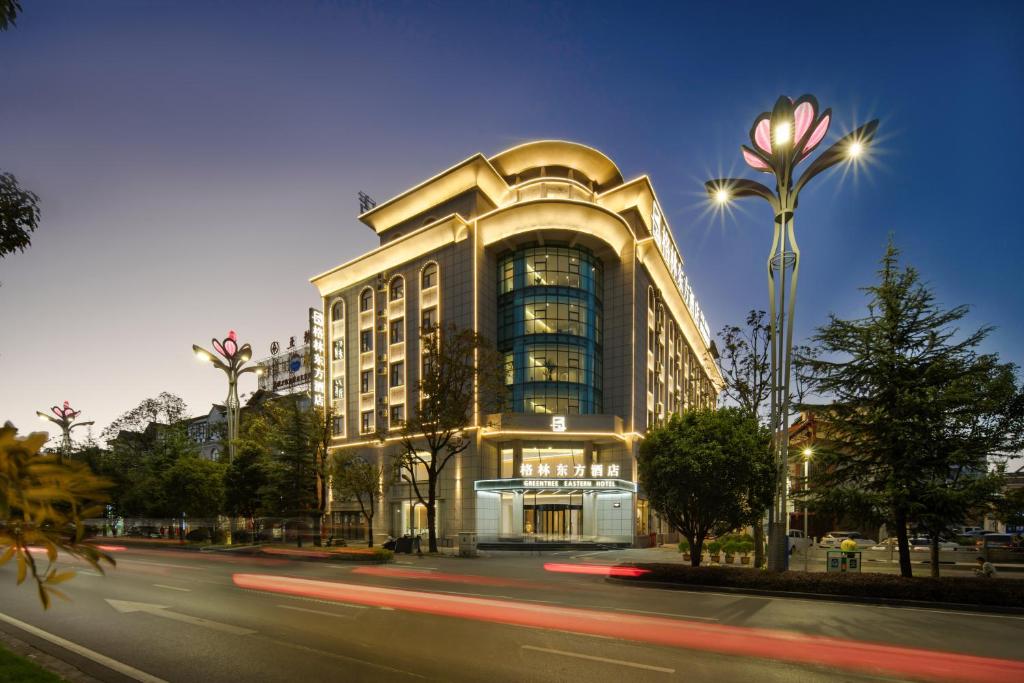 ein hohes Gebäude mit einer Straße davor in der Unterkunft Greentree Eastern Hotel Tengchong in Tengchong