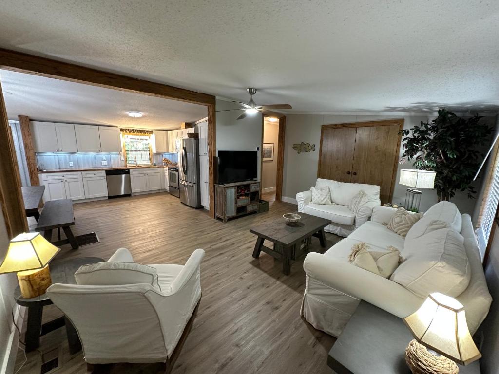 een woonkamer met witte meubels en een keuken bij Waterfront Canal in Satsuma Florida in Satsuma